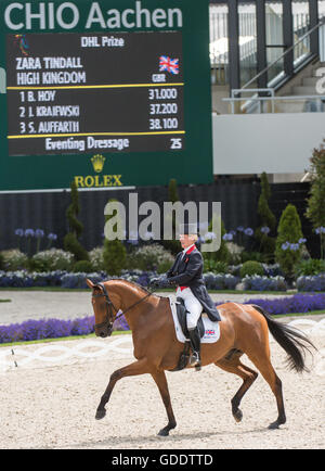 Aachen, Renania settentrionale-Vestfalia, Germania, 15 luglio 2016, Zara Tindall e il suo cavallo alta unito prendere parte alla fase di dressage della concorrenza per la gestione degli eventi a CHIO Aachen Weltfest des Pferdesports 2016. Credito: Trevor Holt / Alamy Live News Foto Stock