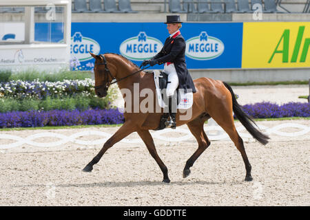 Aachen, Renania settentrionale-Vestfalia, Germania, 15 luglio 2016, Zara Tindall e il suo cavallo alta unito prendere parte alla fase di dressage della concorrenza per la gestione degli eventi a CHIO Aachen Weltfest des Pferdesports 2016. Credito: Trevor Holt / Alamy Live News Foto Stock