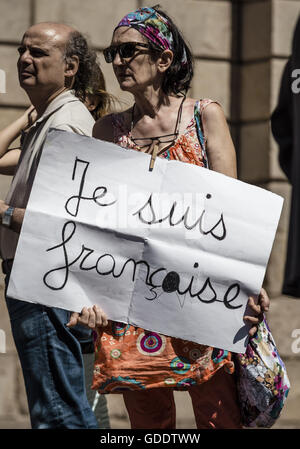 Barcellona, in Catalogna, Spagna. Il 15 luglio 2016. Una donna che tiene un cartello davanti alla Generalitat per un minuto di silenzio per attacco di Nizza vittime Credito: Matthias Oesterle/ZUMA filo/Alamy Live News Foto Stock