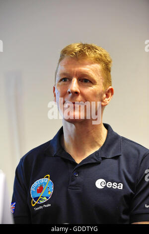 Farnborough, Hampshire, Regno Unito. Il 15 luglio 2016. Principali Tim Peake (Agenzia spaziale europea astronauta e la Stazione Spaziale Internazionale membro di equipaggio) intervenendo a una conferenza stampa. Peake stava facendo la sua prima apparizione pubblica dopo il ritorno dalla ISS solo poche settimane fa e sono stato a Farnborough Airshow Internazionale (FIA) ad aprire ufficialmente il giorno Futures. La FIA è una vetrina biennale per l'aeronautica e della tecnologia spaziale industria. Nel Regno Unito la tecnologia spaziale settore vale la pena di circa £ 11.3miliardi. La mostra si svolge fino al luglio 17. Credito: Michael Preston/Alamy Live News Foto Stock