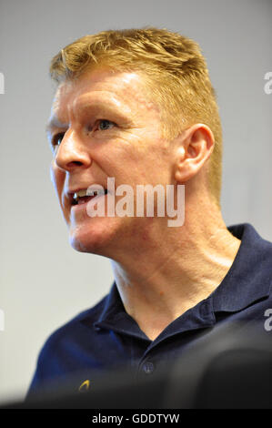 Farnborough, Hampshire, Regno Unito. Il 15 luglio 2016. Principali Tim Peake (Agenzia spaziale europea astronauta e la Stazione Spaziale Internazionale membro di equipaggio) intervenendo a una conferenza stampa. Peake stava facendo la sua prima apparizione pubblica dopo il ritorno dalla ISS solo poche settimane fa e sono stato a Farnborough Airshow Internazionale (FIA) ad aprire ufficialmente il giorno Futures. La FIA è una vetrina biennale per l'aeronautica e della tecnologia spaziale industria. Nel Regno Unito la tecnologia spaziale settore vale la pena di circa £ 11.3miliardi. La mostra si svolge fino al luglio 17. Credito: Michael Preston/Alamy Live News Foto Stock