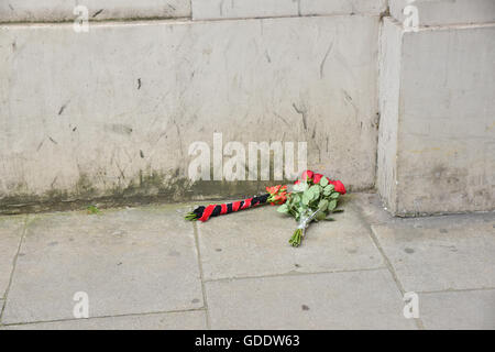 Knightsbridge di Londra, Regno Unito. Il 15 luglio 2016. Fiori e omaggi al di fuori dell'Ambasciata francese dopo il bel camion attacco. Foto Stock