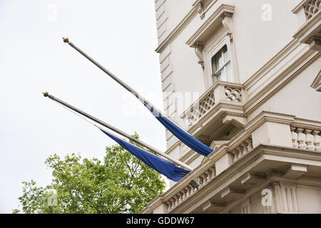 Knightsbridge di Londra, Regno Unito. Il 15 luglio 2016. Fiori e omaggi al di fuori dell'Ambasciata francese dopo il bel camion attacco. Foto Stock