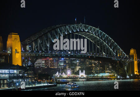 Sydney. Il 15 luglio 2016. Foto scattata a luglio 15, 2016 mostra la bandiera nazionale di Francia battenti sulla parte superiore del Ponte del Porto di Sydney per le vittime della bella attentato terroristico a Sydney, in Australia. Il numero di morti sale a 84 da un attacco in cui un camion conficcata in una folla di marcatura francese la giornata nazionale di Nizza. Credito: Zhu Hongye/Xinhua/Alamy Live News Foto Stock