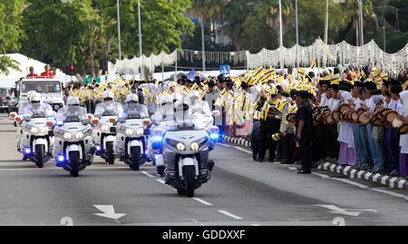 Bandar Seri Begawan, Brunei. Il 15 luglio 2016. Una unità per il giro della Papamobile nella celebrazione di compleanno arena in Bandar Seri Begawan, Brunei, luglio 15, 2016. Il Brunei ha celebrato il Sultano Hassanal Bolkiah il settantesimo compleanno di Bandar Seri Begawan venerdì. Il sultano ispezionato la guardia d'onore a Omar Ali Saifuddien square e stato conferito decorazioni su 22 persone durante il suo settantesimo compleanno cerimonia di investitura a Istana Nurul Iman palace. Credito: Jeffrey Wong/Xinhua/Alamy Live News Foto Stock
