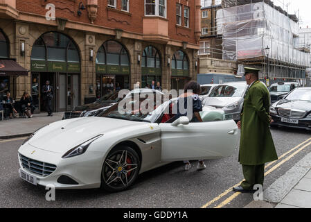 Londra, Regno Unito. Il 15 luglio 2016. Gli affari interni selezionare comitato ha detto che in una relazione che gli attuali strumenti per rilevare attività sospette in tutto il settore dei servizi finanziari e delle industrie connesse, quali agenzie immobiliari sono sovraccaricati e inefficace. Keith Vaz, il comitato di presidenza ha detto la corrente proventi di reato legislazione hanno fallito come â€100 miliardi veniva riciclato attraverso la contea ogni anno. © Velar concedere/ZUMA filo/Alamy Live News Foto Stock