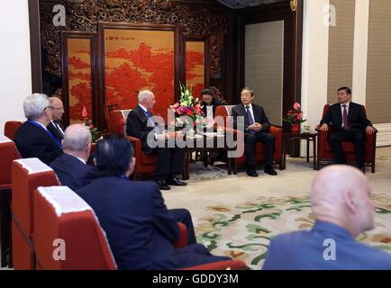 Pechino, Cina. Il 15 luglio 2016. Chinese Vice Premier Ma Kai (2a R, indietro) incontra i membri del comitato consultivo internazionale consiglio di Cina per lo sviluppo della Banca (CDB), inclusi gli ex primo ministro australiano Paul Keating (quarta R, indietro), il Consiglio Il presidente a Pechino Capitale della Cina, 15 luglio, 2016. © Liu Weibing/Xinhua/Alamy Live News Foto Stock