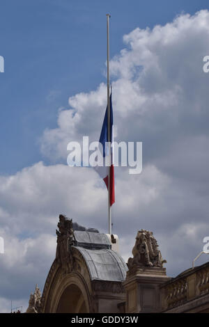 Parigi, Francia. Il 15 luglio 2016. Nazionale francese batte bandiera a mezz' asta a Elysee Palace a Parigi, Francia, 15 luglio, 2016. Il numero di morti sale a 84 da un attacco in cui un camion conficcata in una folla di marcatura francese la giornata nazionale di Nizza. Il Presidente francese Francois Hollande detto "il carattere terroristico' dell'attacco del carrello non può essere negato. Egli ha annunciato una proroga dello stato di emergenza per tre mesi nel paese. Credito: Li Genxing/Xinhua/Alamy Live News Foto Stock