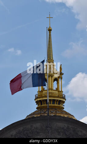 Parigi, Francia. Il 15 luglio 2016. Nazionale francese batte bandiera a mezz' asta a Parigi il museo militare di Parigi, Francia, 15 luglio, 2016. Il numero di morti sale a 84 da un attacco in cui un camion conficcata in una folla di marcatura francese la giornata nazionale di Nizza. Il Presidente francese Francois Hollande detto "il carattere terroristico' dell'attacco del carrello non può essere negato. Egli ha annunciato una proroga dello stato di emergenza per tre mesi nel paese. Credito: Li Genxing/Xinhua/Alamy Live News Foto Stock