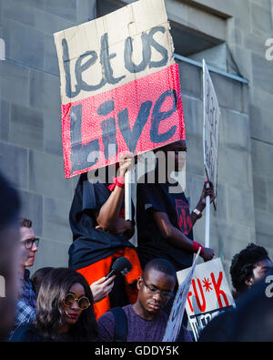 Leeds, West Yorkshire, Regno Unito. 14 Luglio, 2016. Un dimostrante contiene fino una targhetta all'inizio del @nero vive questione' marzo. Credito: Graham Hardy/Alamy Live News Foto Stock