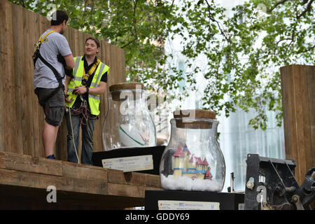 Leicester Square, Londra, Regno Unito. Il 15 luglio 2016. La BFG Big Friendly Giant movie premiere preparazioni in Leicester Square. Foto Stock