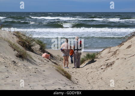 Piaski, Polonia 15th, Luglio 2016 persone godono di soleggiato e ventoso camminando lungo il Mar Baltico mare spiaggia nel villaggio di Piaski presso Vistola Spit. Nonni con i nipoti sono visti camminare sulla spiaggia Credito: Michal Fludra/Alamy Live News Foto Stock