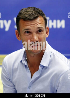 Kiev, Ucraina. Il 15 luglio 2016. Allenatore ucraino Andriy Shevchenko parla ai giornalisti a Kiev, Ucraina, 15 luglio, 2016.Il calcio ucraino Federazione ha approvato Andriy Shevchenko come il nuovo allenatore per la nazionale ucraina di squadra di calcio. © Serg Glovny/ZUMA filo/Alamy Live News Foto Stock