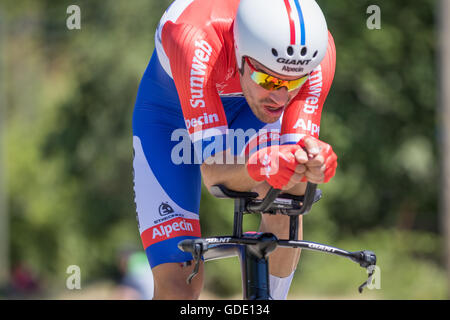 Bidon, Francia. Il 15 luglio 2016. Tom Dumoulin (Team Giant-Aplecin) sul corso, in rotta verso una vittoria di tappa a caverne du Pont d'Arc. Dumoulin mantenuta il più veloce si divide durante tutto il corso, per vincere da oltre 1 minuto sul secondo posto Chris Froome (Team Sky). John Kavouris/Alamy Live News Foto Stock