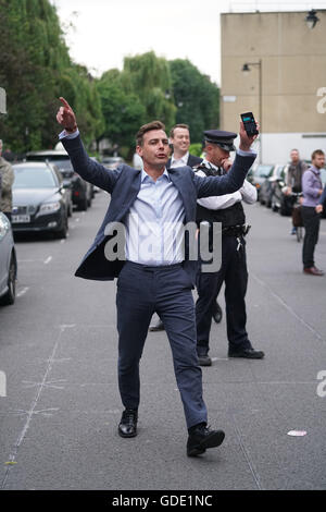 Londra, Inghilterra, Regno Unito. Il 15 luglio 2016. Un uomo intenzionalmente gridare Islington è per i ricchi spingendo in classe attivisti di guerra durante la sfilata su Boris di fronte Boris house di Islington, Londra. Credito: Vedere Li/Alamy Live News Foto Stock