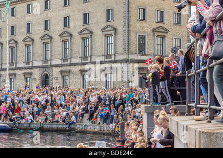 Saluto le persone la barca a vela Havana tornando a Copenaghen dopo la circumnavigazione © Stig Alenäs/Alamy Foto Stock