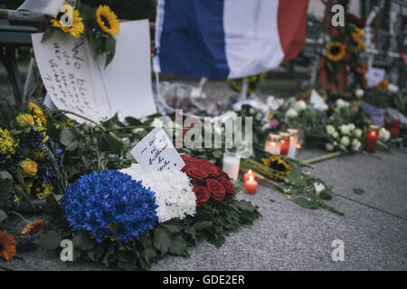 Berlin, Berlin, Germania. Il 15 luglio 2016. Diverse centinaia di persone si fermano di fronte all'fiori e candele per commemorare le vittime degli attentati di Nizza in font dell'Ambasciata francese sulla Pariser Platz nel centro di Berlino. Credito: Jan Scheunert/ZUMA filo/Alamy Live News Foto Stock