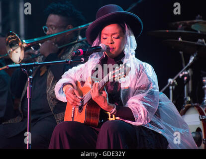 Pori, Finlandia. Il 15 luglio 2016. American cantautrice Ms. Lauryn Hill suona presso la 51Pori Jazz Festival nel Kirjurinluoto Arena. Credito: Stefan Crämer/Alamy Live News Foto Stock