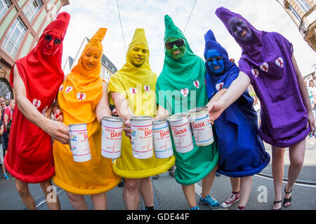 Francoforte sul Meno, Germania. 16 Luglio, 2016. Persone vestite come preservativi colorati raccogliere donazioni per la Francoforte aiuto AIDS durante un rally in occasione del Christopher Street Day a Roemerberg in Francoforte sul Meno, Germania, 16 luglio 2016. Secondo la polizia, circa 1500 persone hanno marciato attraverso il centro di Francoforte sotto il motto "Amore contro la Rightwing'. Credito: dpa picture alliance/Alamy Live News Foto Stock