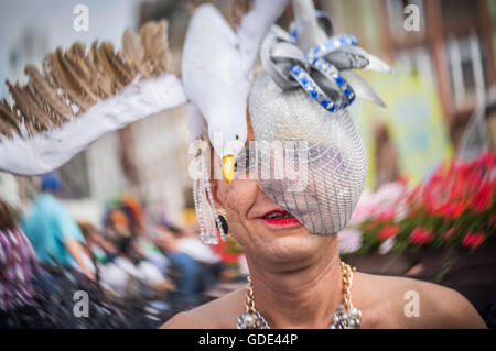 Francoforte sul Meno, Germania. 16 Luglio, 2016. Persone in costumi creativo Partecipare al rally in occasione del Christopher Street Day a Roemerberg in Francoforte sul Meno, Germania, 16 luglio 2016. Secondo la polizia, circa 1500 persone hanno marciato attraverso il centro di Francoforte sotto il motto "Amore contro la Rightwing'. Credito: dpa picture alliance/Alamy Live News Foto Stock