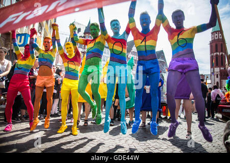 Francoforte sul Meno, Germania. 16 Luglio, 2016. Persone dipinte in colori Arcobaleno partecipare al rally in occasione del Christopher Street Day a Roemerberg in Francoforte sul Meno, Germania, 16 luglio 2016. Secondo la polizia, circa 1500 persone hanno marciato attraverso il centro di Francoforte sotto il motto "Amore contro la Rightwing'. Credito: dpa picture alliance/Alamy Live News Foto Stock