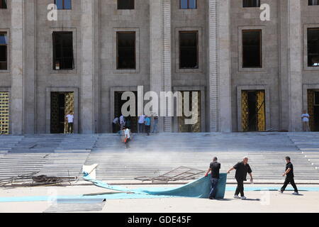 Ankara, Turchia. 16 Luglio, 2016. Il danneggiato il palazzo del parlamento si è visto ad Ankara, Turchia, 16 luglio 2016. Turchia del primo ministro ha detto il sabato che almeno 161 persone sono state uccise e 1.440 feriti nel tentativo di colpo di stato che ha attraversato il paese il venerdì notte ma è stato sventato da sabato mattina. Credito: Zou Le/Xinhua/Alamy Live News Foto Stock