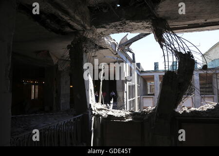 Ankara, Turchia. 16 Luglio, 2016. Il danneggiato il palazzo del parlamento si è visto ad Ankara, Turchia, 16 luglio 2016. Turchia del primo ministro ha detto il sabato che almeno 161 persone sono state uccise e 1.440 feriti nel tentativo di colpo di stato che ha attraversato il paese il venerdì notte ma è stato sventato da sabato mattina. Credito: Zou Le/Xinhua/Alamy Live News Foto Stock