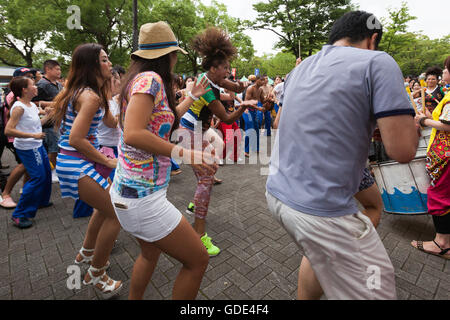 Tokyo, Giappone. 16 Luglio, 2016. La gente ballare al Festival Brasil 2016 a Yoyogi Park sulla luglio 16, 2016, Tokyo, Giappone. Il festival annuale riunisce cibo brasiliano e di intrattenimento tra cui Samba e Capoeira esecutori. Organizzato dalla Camara de Comercio Brasileira no Japao l'evento viene eseguito fino al 17 luglio. Il brasiliano della comunità è la terza più grande popolazione di immigrati in Giappone. Credito: Rodrigo Reyes Marin/AFLO/Alamy Live News Foto Stock