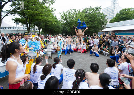 Tokyo, Giappone. 16 Luglio, 2016. Capoeira ballerini eseguono al Festival Brasil 2016 a Yoyogi Park sulla luglio 16, 2016, Tokyo, Giappone. Il festival annuale riunisce cibo brasiliano e di intrattenimento tra cui Samba e Capoeira esecutori. Organizzato dalla Camara de Comercio Brasileira no Japao l'evento viene eseguito fino al 17 luglio. Il brasiliano della comunità è la terza più grande popolazione di immigrati in Giappone. Credito: Rodrigo Reyes Marin/AFLO/Alamy Live News Foto Stock