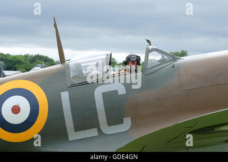 Luglio, 2016 Display pilota di Paul Bonhomme taxi fuori per decollare in Supermarine Spitfire Mk Vb Foto Stock