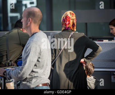 Francoforte, Germania. 16 Luglio, 2016. I viaggiatori a stare di fronte di banchi di check-in al check-in per il loro volo charter a Izmir, desidera dovrebbe volare come previsto, a Francoforte Aeroporto di Francoforte sul Meno, Germania, 16 luglio 2016. Un tentativo di colpo di Stato perpetrato da parti del militare aveva avuto luogo in Turchia la notte prima. Credito: dpa picture alliance/Alamy Live News Foto Stock