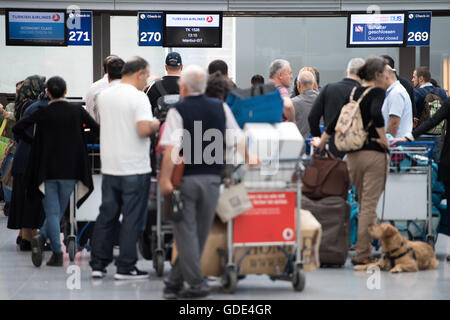 Francoforte, Germania. 16 Luglio, 2016. Duesseldorf, Germania. 16 Luglio, 2016. I passeggeri di attendere nella parte anteriore della chiusura di un banco di check-in per un volo a Istanbul con la Turkish Airlines presso l'aeroporto di Dusseldorf a Duesseldorf in Germania, 16 luglio 2016. Un tentativo di colpo di Stato perpetrato da parti del militare aveva avuto luogo in Turchia la notte prima. Foto: Marius Becker/dpa/Alamy Live News Credito: dpa picture alliance/Alamy Live News Foto Stock