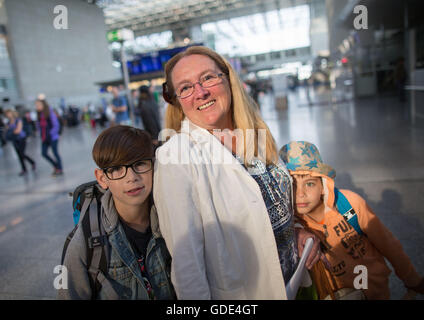 Francoforte, Germania. 16 Luglio, 2016. I viaggiatori Veronika Morguel con i suoi nipoti Bora (11 l) e Timus (8, r) stand presso il banco di check-in al check-in per il loro volo a Izmir, desidera dovrebbe volare come previsto, a Francoforte Aeroporto di Francoforte sul Meno, Germania, 16 luglio 2016. Un tentativo di colpo di Stato perpetrato da parti del militare aveva avuto luogo in Turchia la notte prima. Credito: dpa picture alliance/Alamy Live News Foto Stock