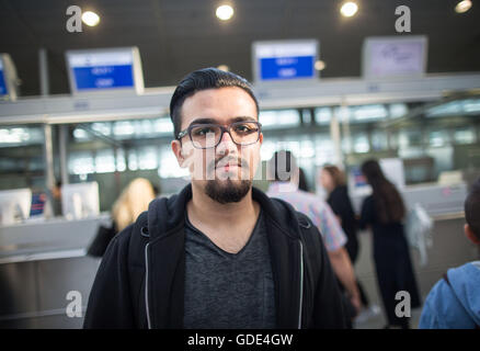 Francoforte, Germania. 16 Luglio, 2016. Viaggiatore Zubair Ahmad sorge nella parte anteriore dei banchi di check-in al check-in per il suo volo a Izmir, desidera dovrebbe volare come previsto, a Francoforte Aeroporto di Francoforte sul Meno, Germania, 16 luglio 2016. Un tentativo di colpo di Stato perpetrato da parti del militare aveva avuto luogo in Turchia la notte prima. Credito: dpa picture alliance/Alamy Live News Foto Stock