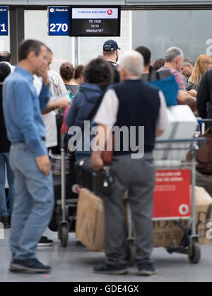 Francoforte, Germania. 16 Luglio, 2016. Duesseldorf, Germania. 16 Luglio, 2016. I passeggeri di attendere nella parte anteriore della chiusura di un banco di check-in per un volo a Istanbul con la Turkish Airlines presso l'aeroporto di Dusseldorf a Duesseldorf in Germania, 16 luglio 2016. Un tentativo di colpo di Stato perpetrato da parti del militare aveva avuto luogo in Turchia la notte prima. Foto: Marius Becker/dpa/Alamy Live News Credito: dpa picture alliance/Alamy Live News Foto Stock