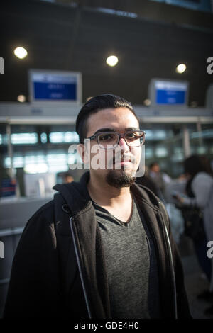 Francoforte, Germania. 16 Luglio, 2016. Viaggiatore Zubair Ahmad sorge nella parte anteriore dei banchi di check-in al check-in per il suo volo a Izmir, desidera dovrebbe volare come previsto, a Francoforte Aeroporto di Francoforte sul Meno, Germania, 16 luglio 2016. Un tentativo di colpo di Stato perpetrato da parti del militare aveva avuto luogo in Turchia la notte prima. Credito: dpa picture alliance/Alamy Live News Foto Stock