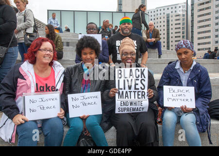 Liverpool, Merseyside, Regno Unito. 16 Luglio, 2016. Mzee Mohammed protesta. Famiglia e persone in lutto protesta attraverso le strade di Liverpool dopo la morte di 18yr old Mzee Mohammed, mentre in custodia della polizia. La gioventù è stato presumibilmente visto "a comportarsi in modo irregolare' nel centro commerciale Liverpool One dal personale di sicurezza. L'IPCC hanno avviato un'indagine sui ragazzi morte prematura. Credito: Cernan Elias/Alamy Live News Foto Stock