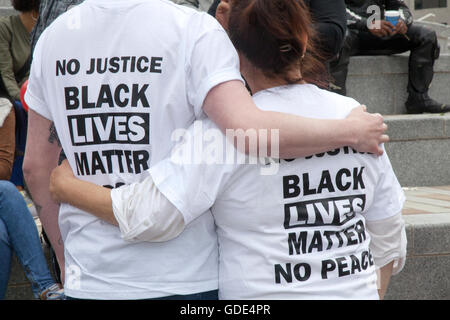 Liverpool, Merseyside, Regno Unito. 16 Luglio, 2016. Mzee Mohammed protesta. Famiglia e persone in lutto protesta attraverso le strade di Liverpool dopo la morte di 18yr old Mzee Mohammed, mentre in custodia della polizia. La gioventù è stato presumibilmente visto "a comportarsi in modo irregolare' nel centro commerciale Liverpool One dal personale di sicurezza. L'IPCC hanno avviato un'indagine sui ragazzi morte prematura. Credito: Cernan Elias/Alamy Live News Foto Stock