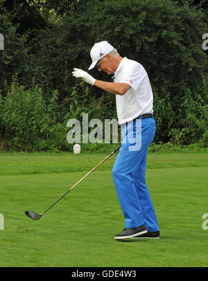 Bad Griesbach, Germania. Il 15 luglio 2017. Leggenda del calcio Franz Beckenbauer gioca a golf nel contesto della ventinovesima Kaiser Cup torneo di golf del Franz-Beckenbauer-fondazione all'Quellness Golf Resort di Bad Griesbach, Germania, 15 luglio 2017. Foto: Ursula Dueren/dpa/Alamy Live News Foto Stock