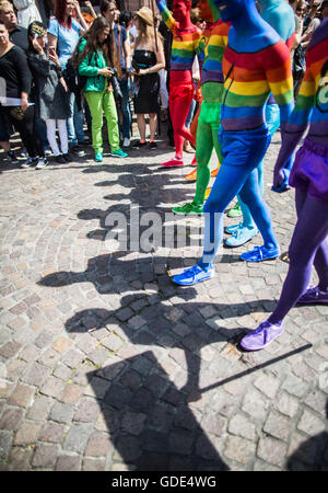 Francoforte sul Meno, Germania. 16 Luglio, 2016. Persone dipinte in colori Arcobaleno partecipare al rally in occasione del Christopher Street Day a Roemerberg in Francoforte sul Meno, Germania, 16 luglio 2016. Secondo la polizia, circa 1500 persone hanno marciato attraverso il centro di Francoforte sotto il motto "Amore contro la Rightwing'. Foto: FRANK RUMPENHORST/dpa/Alamy Live News Foto Stock