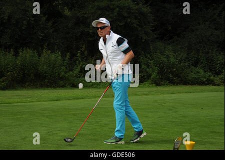 Bad Griesbach, Germania. Il 15 luglio 2017. Imprenditore Hans-Dieter Cleven gioca a golf nel contesto della ventinovesima Kaiser Cup torneo di golf del Franz-Beckenbauer-fondazione all'Quellness Golf Resort di Bad Griesbach, Germania, 15 luglio 2017. Foto: Ursula Dueren/dpa/Alamy Live News Foto Stock