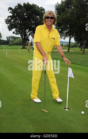 Bad Griesbach, Germania. Il 15 luglio 2017. Il cantante Hansi Hinterseer gioca a golf nel contesto della ventinovesima Kaiser Cup torneo di golf del Franz-Beckenbauer-fondazione all'Quellness Golf Resort di Bad Griesbach, Germania, 15 luglio 2017. Foto: Ursula Dueren/dpa/Alamy Live News Foto Stock