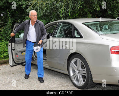 Bad Griesbach, Germania. Il 15 luglio 2017. Leggenda del calcio Franz Beckenbauer arriva presso il campo da golf nel contesto della ventinovesima Kaiser Cup torneo di golf del Franz-Beckenbauer-fondazione all'Quellness Golf Resort di Bad Griesbach, Germania, 15 luglio 2017. Foto: Ursula Dueren/dpa/Alamy Live News Foto Stock