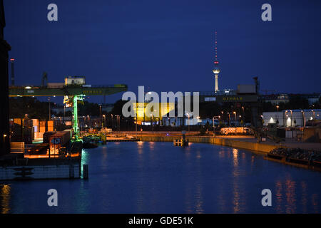 Berlino, Germania. Il 15 luglio 2016. Il Westhafen di notte a Berlino, Germania, 15 luglio 2016. Foto: Soeren Stache/dpa/Alamy Live News Foto Stock