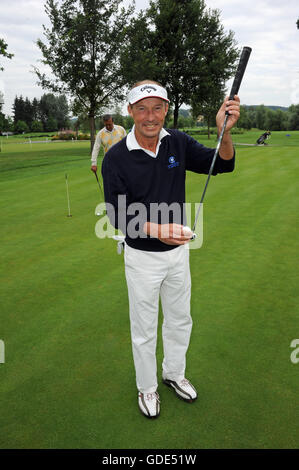 Bad Griesbach, Germania. Il 15 luglio 2017. Attore Michael Lesch gioca a golf nel contesto della ventinovesima Kaiser Cup torneo di golf del Franz-Beckenbauer-fondazione all'Quellness Golf Resort di Bad Griesbach, Germania, 15 luglio 2017. Foto: Ursula Dueren/dpa/Alamy Live News Foto Stock