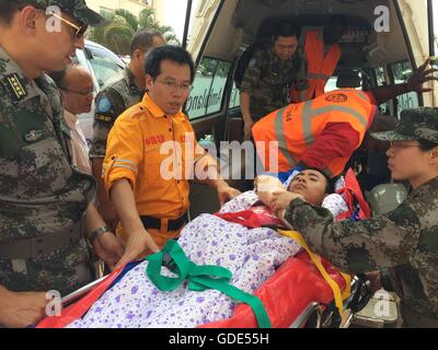 Entebbe, Uganda. 16 Luglio, 2016. Un gravemente ferito cinese peacekeeper delle Nazioni Unite viene sollevato a bordo di un medico specializzato piano di salvataggio inviato da militare cinese in Entebbe, Uganda, 16 luglio 2016. Cinese due caschi blu dell ONU gravemente ferito durante i recenti combattimenti in Sud Sudan sono stati il sabato pomeriggio trasferito in aereo a Pechino per il trattamento specializzato e operazioni. Credito: Yuan Qing/Xinhua/Alamy Live News Foto Stock