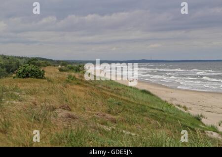 Piaski, Polonia. 16 Luglio, 2016. La Vistola Spit è una sabbia eolie allo spiedo, che separa la Vistola Laguna da Gdansk Bay nel Mar Baltico. Il confine tra la Polonia e la regione di Kaliningrad, una exclave di Russia, biseca, politicamente dividendo lo spiedo a metà tra i due paesi. Il punto più occidentale della Russia si trova sulla Vistola Spit. La parte polacca contiene un certo numero di centri turistici. Credito: Michal Fludra/Alamy Live News Foto Stock