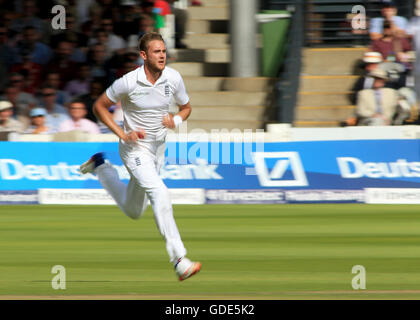 16.07.2016. Signore, Londra, Inghilterra. Il primo Investec Cricket Test Match. Tra Inghilterra e Pakistan. L'Inghilterra del fast bowler Stuart ampia inizia la sua corsa Foto Stock