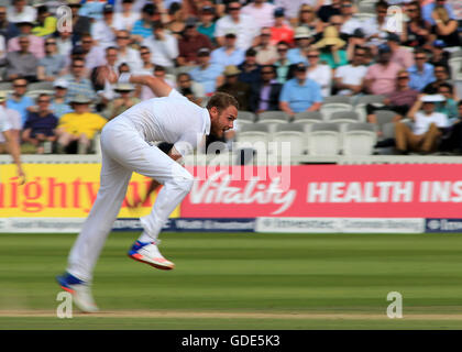 16.07.2016. Signore, Londra, Inghilterra. Il primo Investec Cricket Test Match. Tra Inghilterra e Pakistan. L'Inghilterra del fast bowler Stuart offre ampia Foto Stock