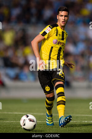 Monaco di Baviera, Germania. 16 Luglio, 2016. Mikel Merino del Borussia Dortmund gioca con la palla in un test match tra TSV 1860 Monaco e Borussia Dortmund nello stadio di Grunswalder Strasse a Monaco di Baviera, Germania, 16 luglio 2016. Foto: Matthias esitano di fronte/dpa/Alamy Live News Foto Stock